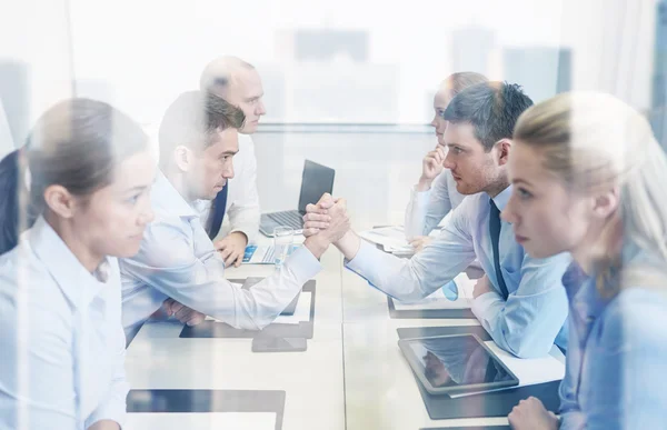 Ler affärsmän med konflikten i office — Stockfoto