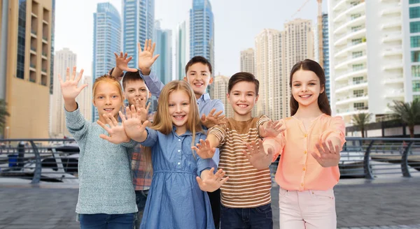 Groep van gelukkige kinderen zwaaien handen — Stockfoto