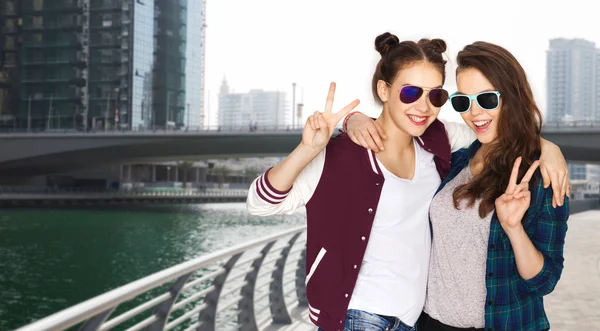 Usmívající se dospívající dívky v brýle, ukazuje míru — Stock fotografie