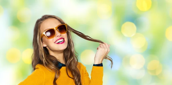 Jovem feliz ou menina adolescente em roupas casuais — Fotografia de Stock