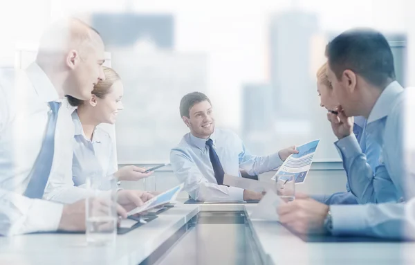 Grupa uśmiechający się biznesmeni spotkanie w biurze — Zdjęcie stockowe