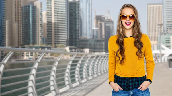 Jovem feliz ou menina adolescente em roupas casuais — Fotografia de Stock