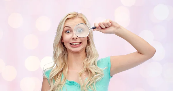 Gelukkig jonge vrouw met Vergrootglas — Stockfoto