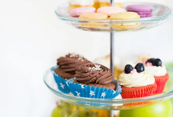Primer plano de pie de la torta con cupcakes y galletas — Foto de Stock