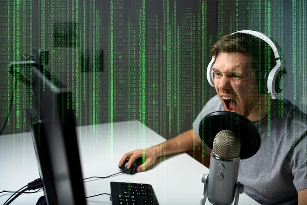 Man in headset playing computer video game at home — Stock Photo, Image