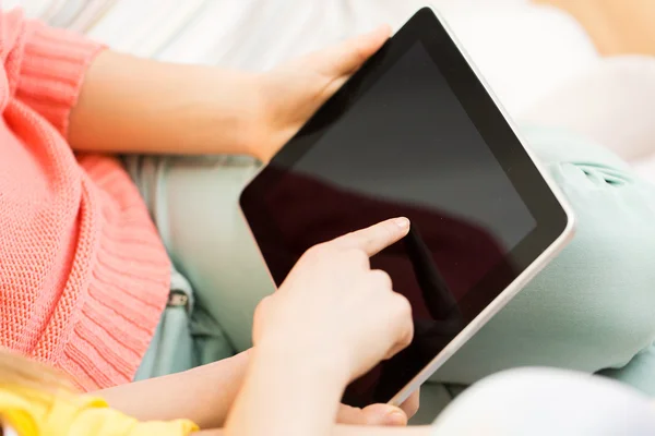 Nahaufnahme junger Frauen mit Tablet-PC zu Hause — Stockfoto