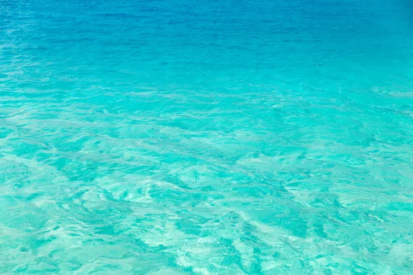 Mare o oceano blu acqua trasparente — Foto Stock