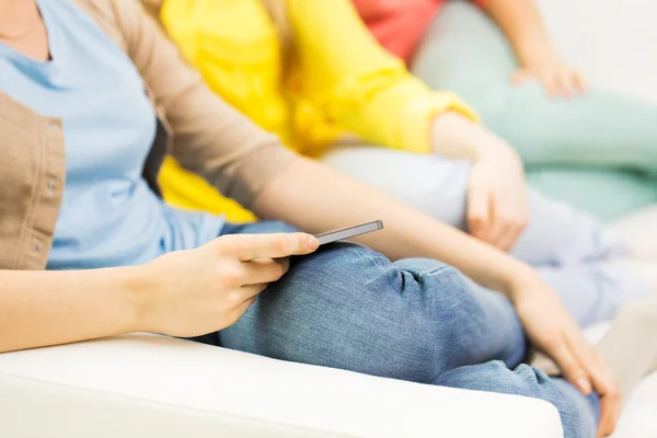 Närbild på kvinnor eller vänner med smartphones — Stockfoto