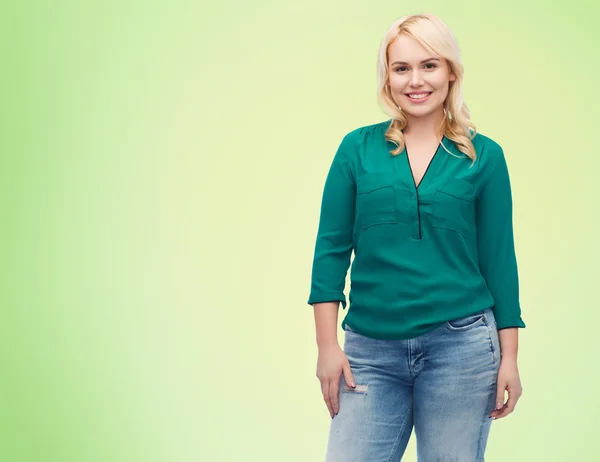 Lachende jonge vrouw in shirt en spijkerbroek — Stockfoto