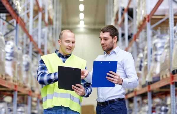 Worker and businessmen with clipboard at warehouse — Stock Photo, Image