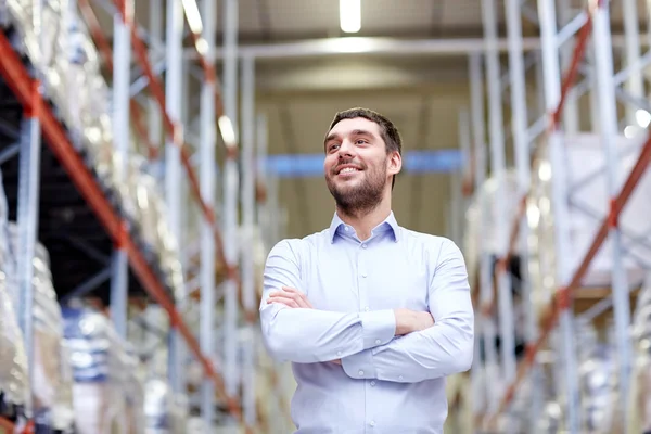 Gelukkig man in magazijn — Stockfoto