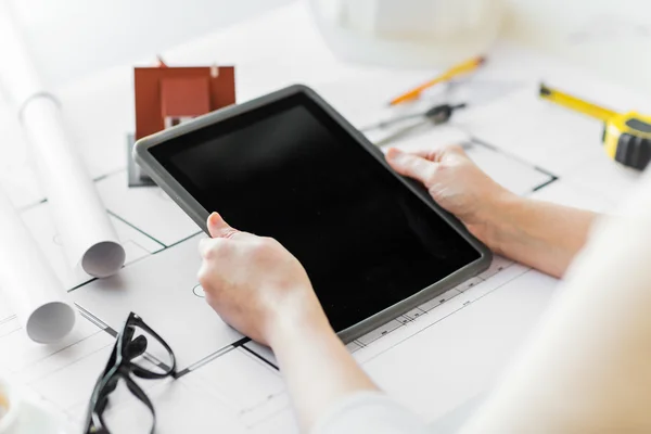 Primer plano de la mano con plano y tableta pc — Foto de Stock