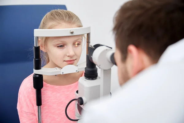 Optyk z tonometr i pacjenta w klinice oko — Zdjęcie stockowe