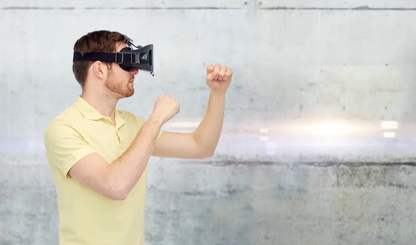 Homme en réalité virtuelle casque ou lunettes 3d — Photo