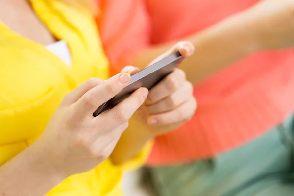 Nahaufnahme einer Frau, die zu Hause auf dem Smartphone SMS schreibt — Stockfoto