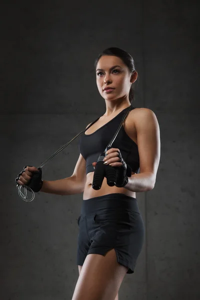 Jovem mulher esportiva com corda de salto — Fotografia de Stock