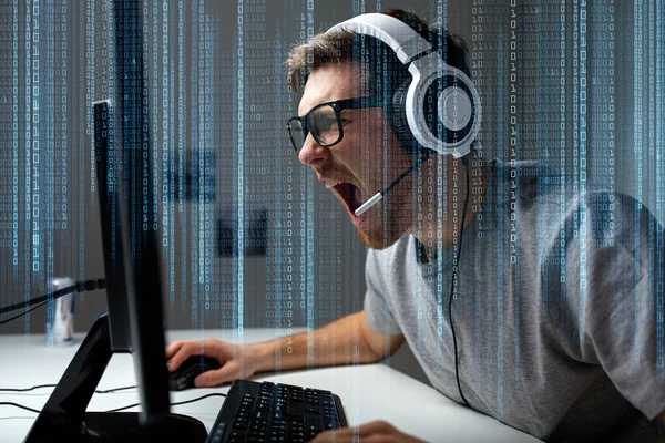 Mannen i headsetet spelar datorspel hemma — Stockfoto