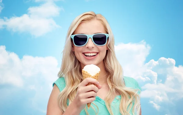 Jovem feliz em óculos de sol comer sorvete — Fotografia de Stock