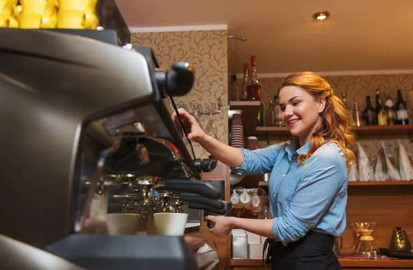 Barista kvinna att göra kaffe bearbetar med maskin på café Stockbild