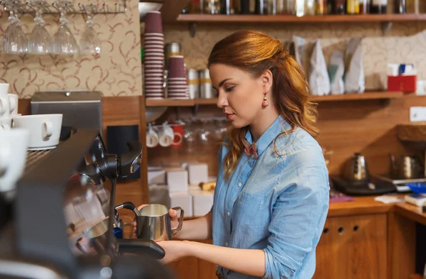 Barista-Frau kocht Kaffee mit der Maschine im Café Stockbild