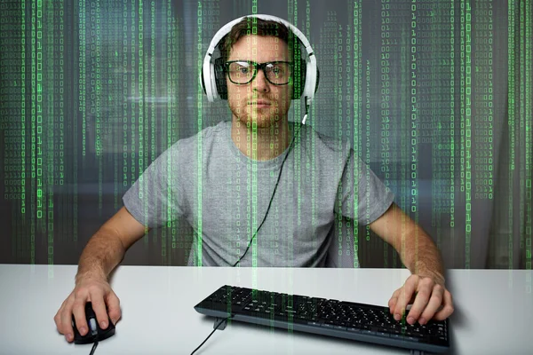 Man in headset playing computer video game at home — Stock Photo, Image