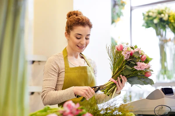 Fiorista sorridente donna che fa mazzo al negozio di fiori — Foto Stock