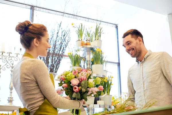 微笑花店的女人和男人在花店 — 图库照片