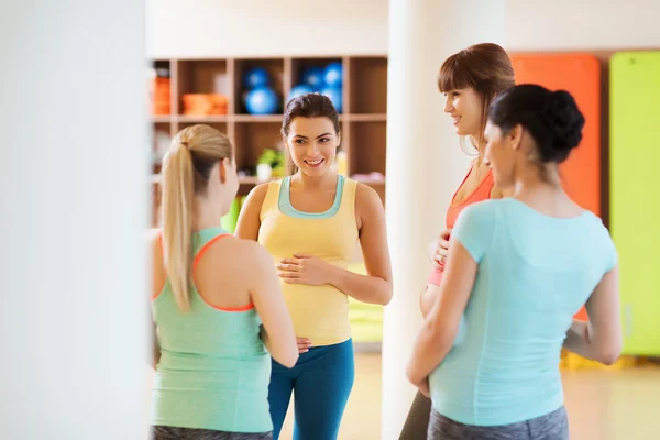 Gruppo di donne incinte felici che parlano in palestra — Foto Stock