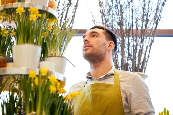 Florista homem com flores narciso na loja de flores — Fotografia de Stock