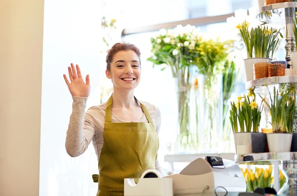 Усміхнена квіткова жінка в квітковому магазині готівкова коробка — стокове фото