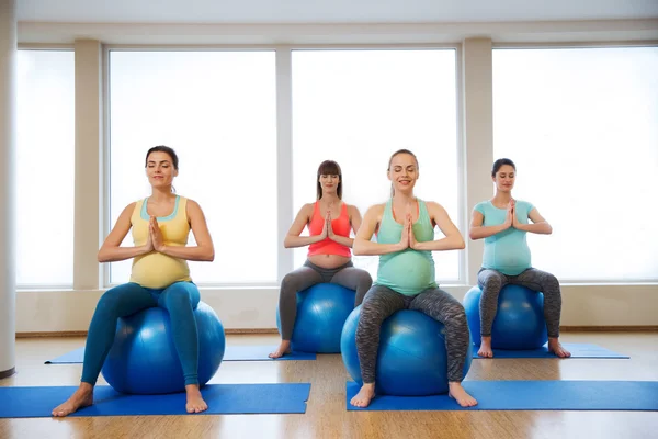 Mujeres embarazadas felices haciendo ejercicio en fitball en el gimnasio — Foto de Stock