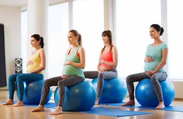 快乐孕妇在 fitball 在健身房锻炼 — 图库照片