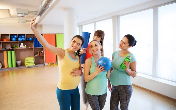 Gravida kvinnor med selfie av smartphone i gym — Stockfoto