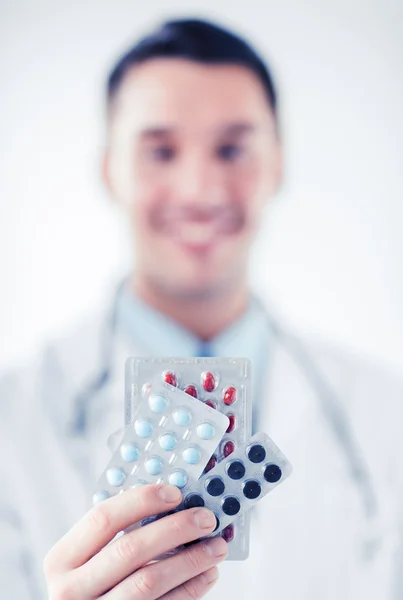Mužské doktor s balení pilulek — Stock fotografie