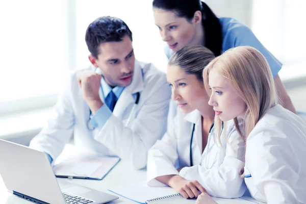 Groep van artsen kijken naar tablet pc — Stockfoto