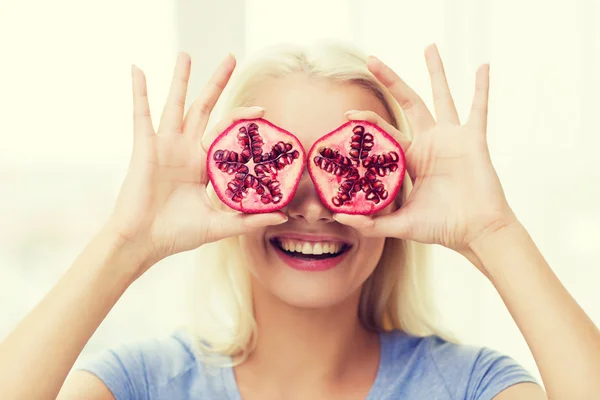 Glückliche Frau bedeckt Augen mit Granatapfel — Stockfoto