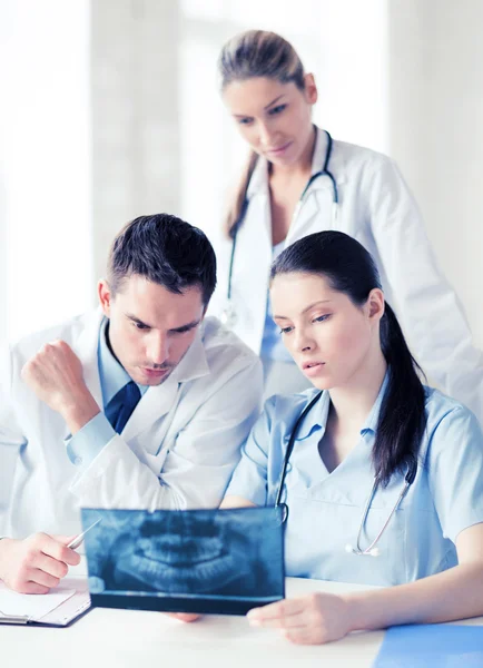 Grupo de médicos olhando para raio-x — Fotografia de Stock