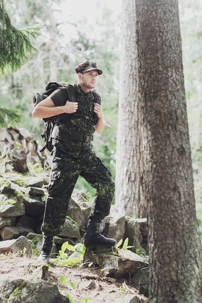 Jeune soldat avec sac à dos en forêt — Photo