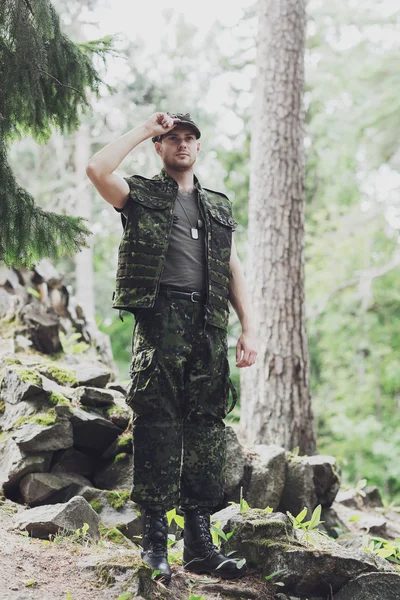 Joven soldado o guardabosques en el bosque — Foto de Stock