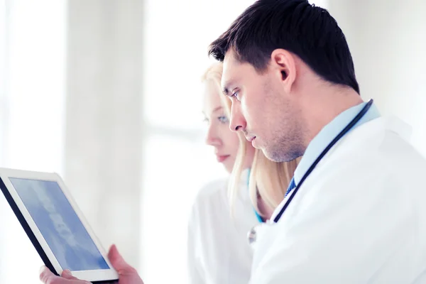 Zwei Ärzte beim Röntgen am Tablet-PC — Stockfoto