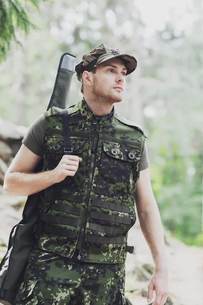 Jeune soldat ou chasseur armé en forêt — Photo