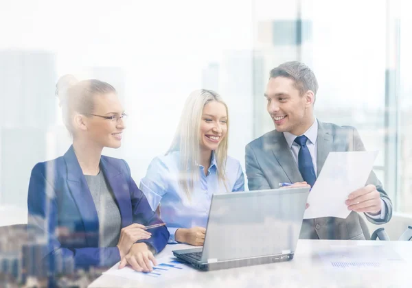 Equipo de negocios con portátil teniendo discusión —  Fotos de Stock