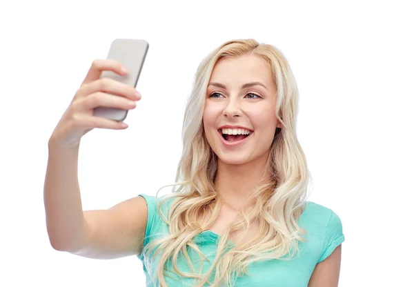 Sourire jeune femme prenant Selfie avec Smartphone — Photo