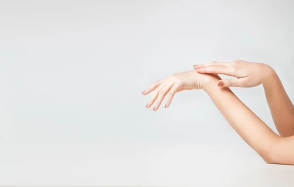 Mãos de pele macia feminina — Fotografia de Stock