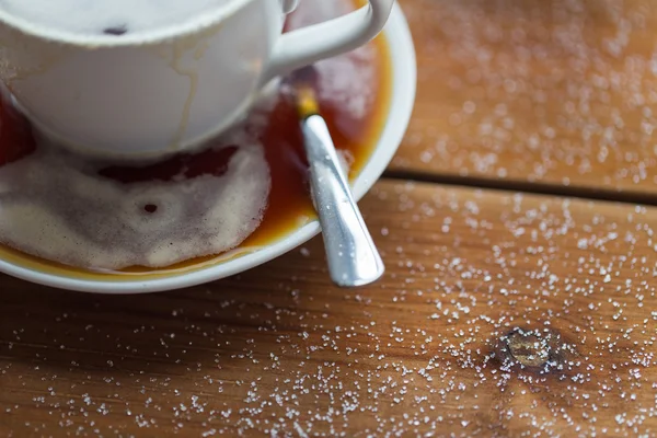 Cerrar taza de café y azúcar en la mesa de madera —  Fotos de Stock