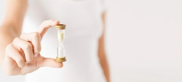 Woman with hourglass — Stock Photo, Image