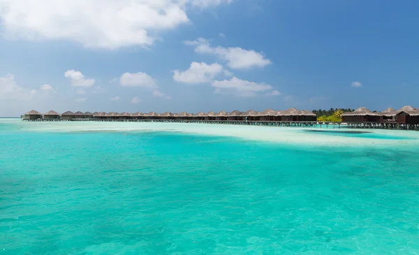 Cabañas bungalow en agua de mar en la playa del complejo exótico — Foto de Stock
