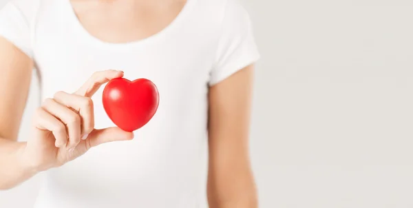 Vrouw handen met hart — Stockfoto