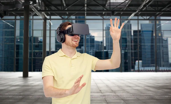 Lycklig man i virtuell verklighet headset eller 3d-glasögon — Stockfoto