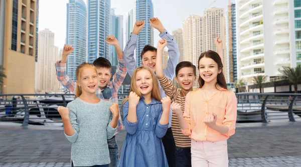 Щасливі діти святкують перемогу — стокове фото